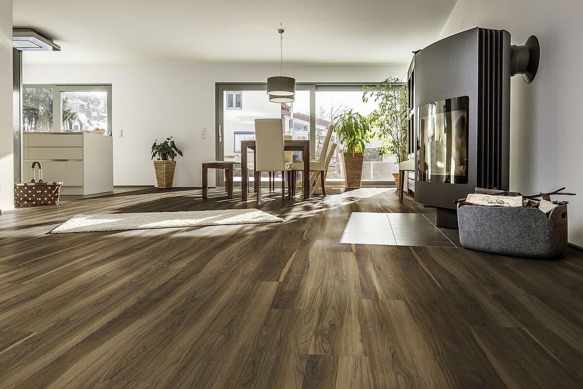 Designboden in warmer Holzoptik in offenem Wohnbereich